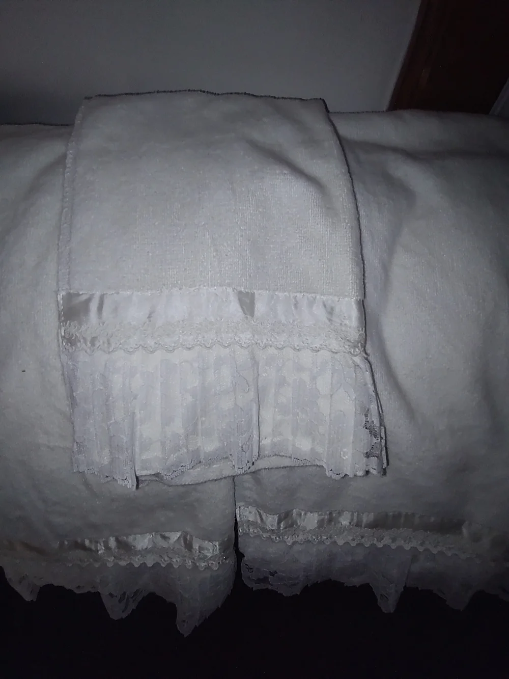 Classic Three Piece White and LacedTowel Set